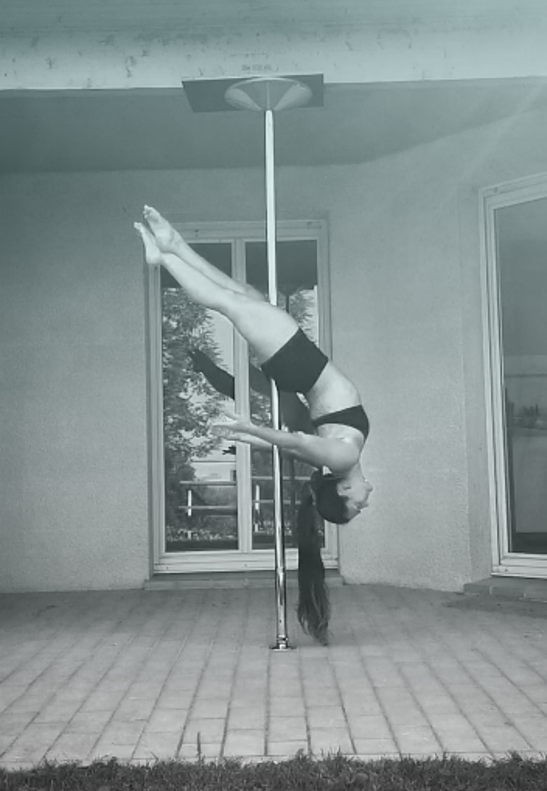 Cross ankle release pole dance