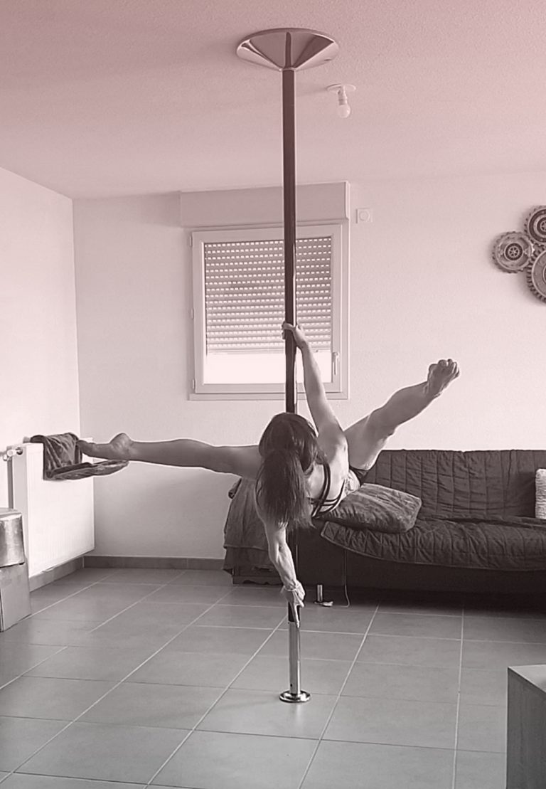 Jamila pole dance