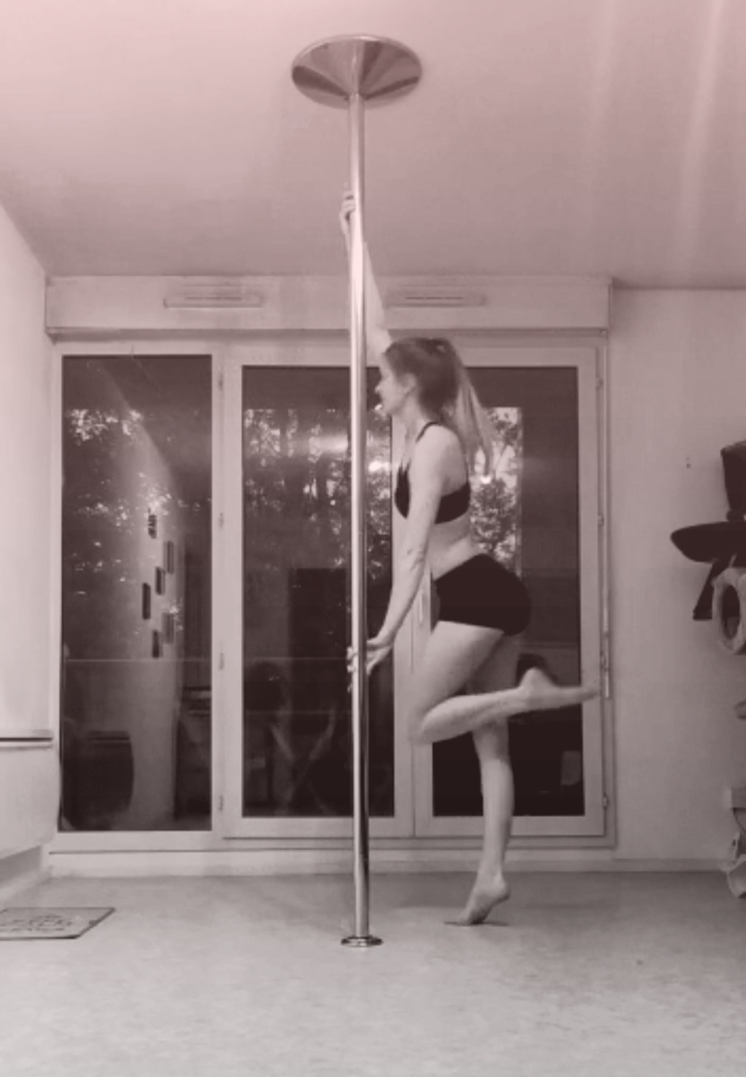 Pirouette pole dance
