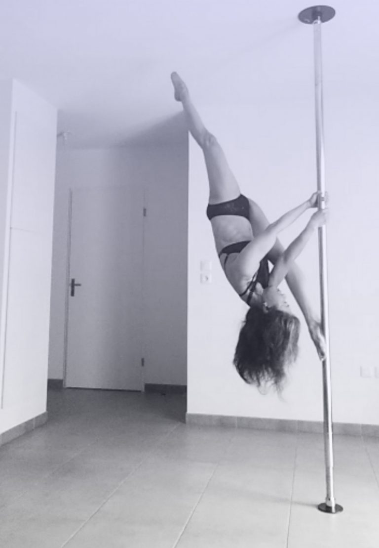 Reiko Split pole dance