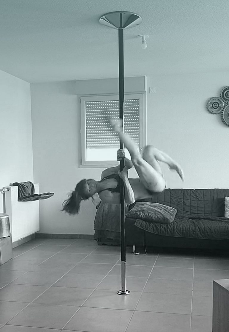 Saut de biche pole dance