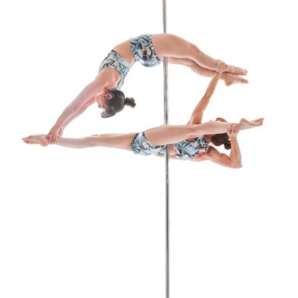 figure de pole dance à deux